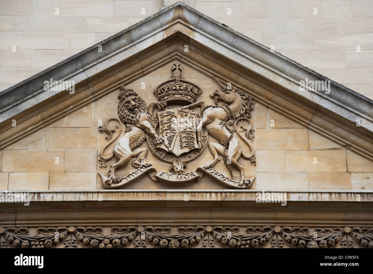 Lion / Unicorn stemma carving sull'Università di esame Oxfords scuole edificio. Oxford, Oxfordshire, Inghilterra Foto Stock
