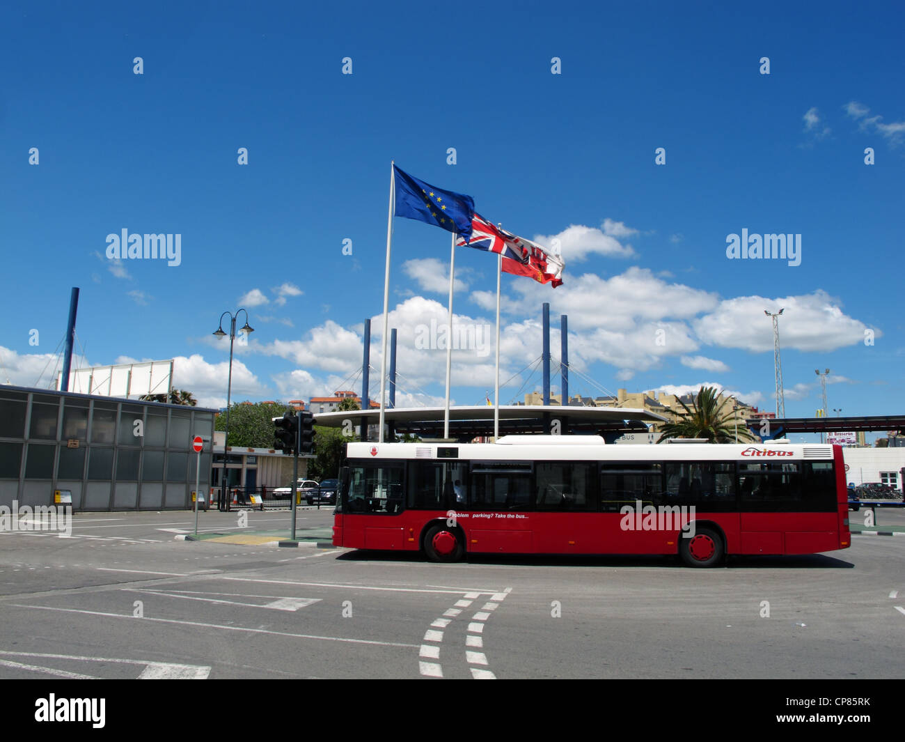 Autobus al confine di Gibilterra e la Spagna sotto la bandiera di Gibilterra Regno unito e Unione europea Foto Stock