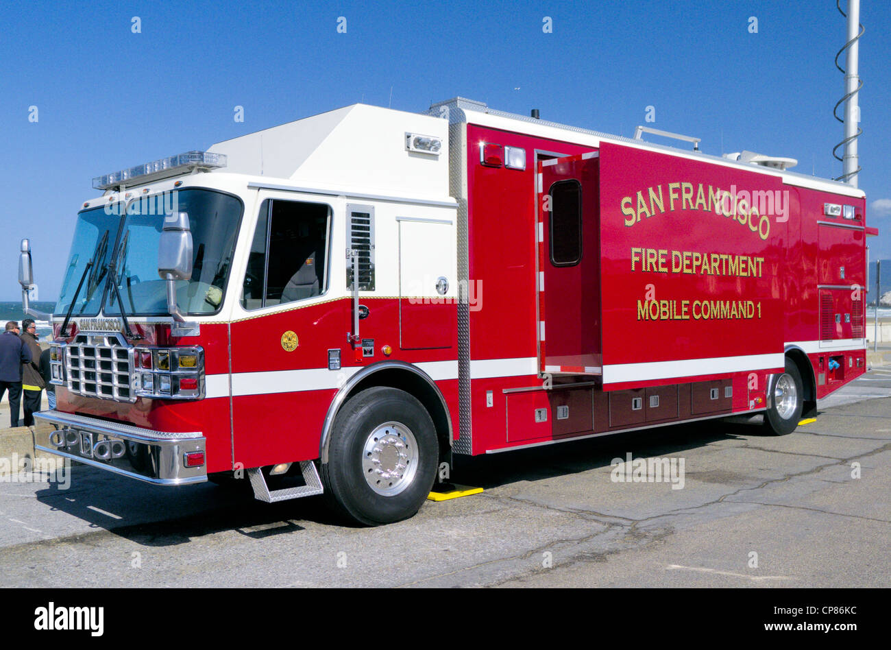 Un carrello mobile per comunicazioni di emergenza dell'unità di comando antincendio 1 del Dipartimento di San Francisco Foto Stock