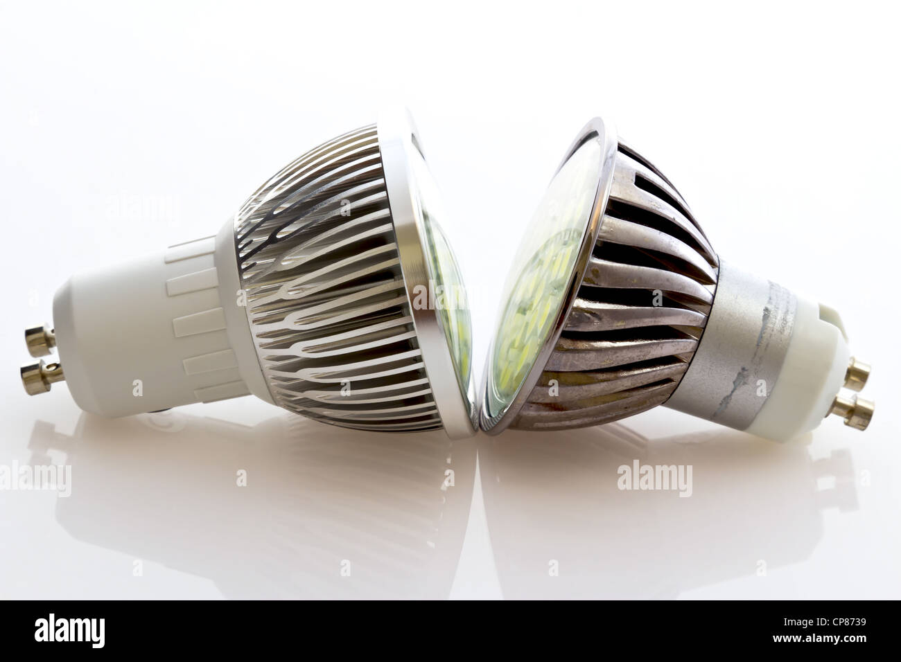 Raffreddamento diversi LED GU10 le lampadine con più potente chip, la nuova  tecnologia di raffreddamento in funzione della potenza della lampada Foto  stock - Alamy