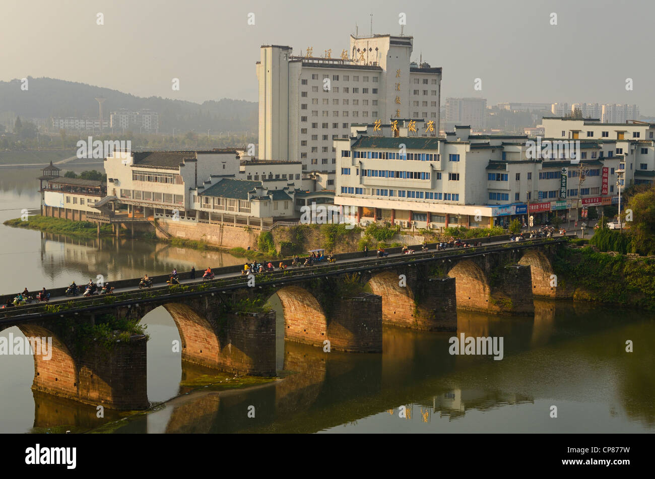 Mattina su rush dinastia Ming Zheng Hai ponte sul fiume Xinan nella città di Huangshan Tunxi ex Repubblica Popolare Cinese Foto Stock