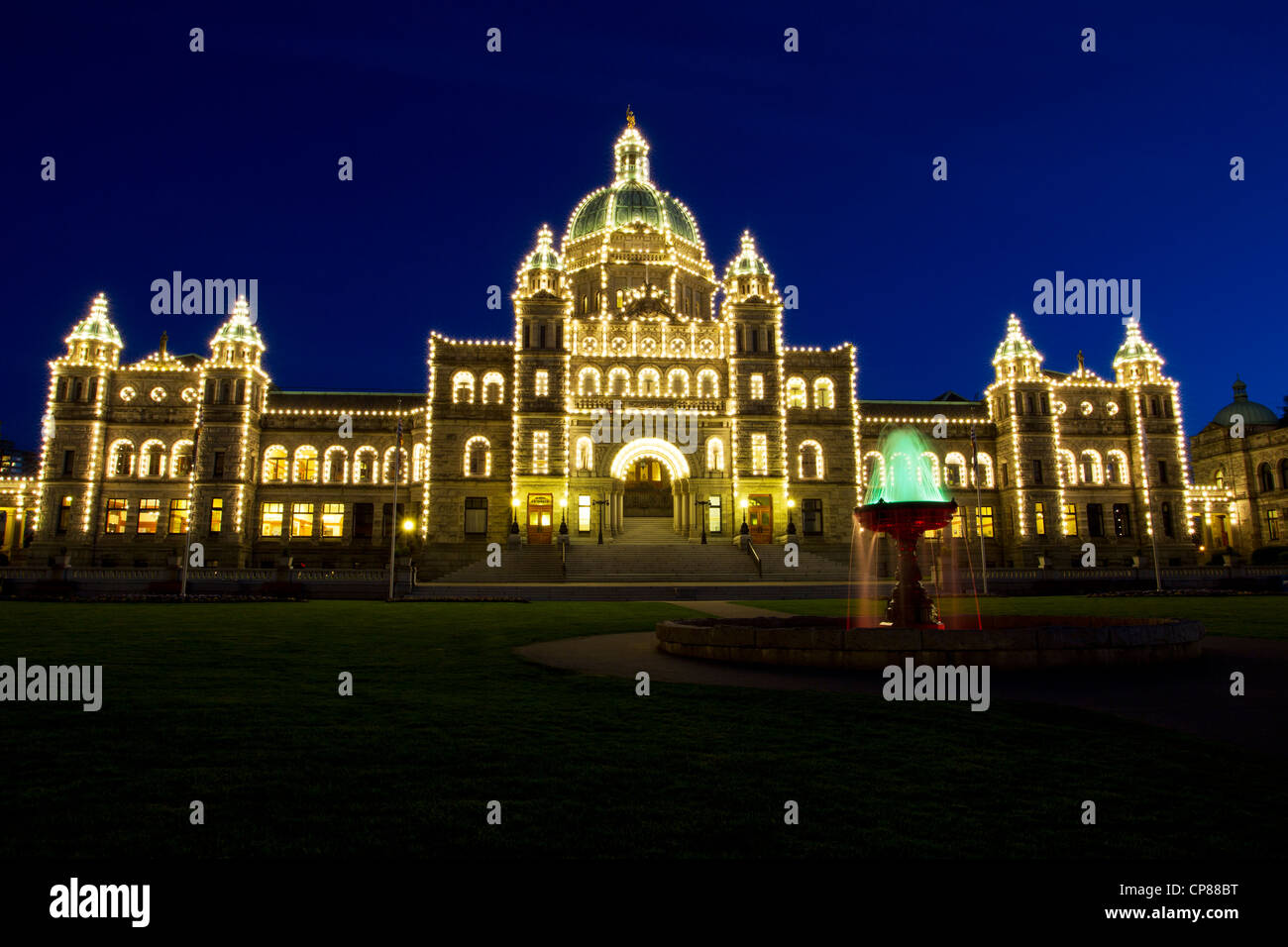 Edificio di capitale di Victoria in Canada di notte tempo con cielo blu in background Foto Stock