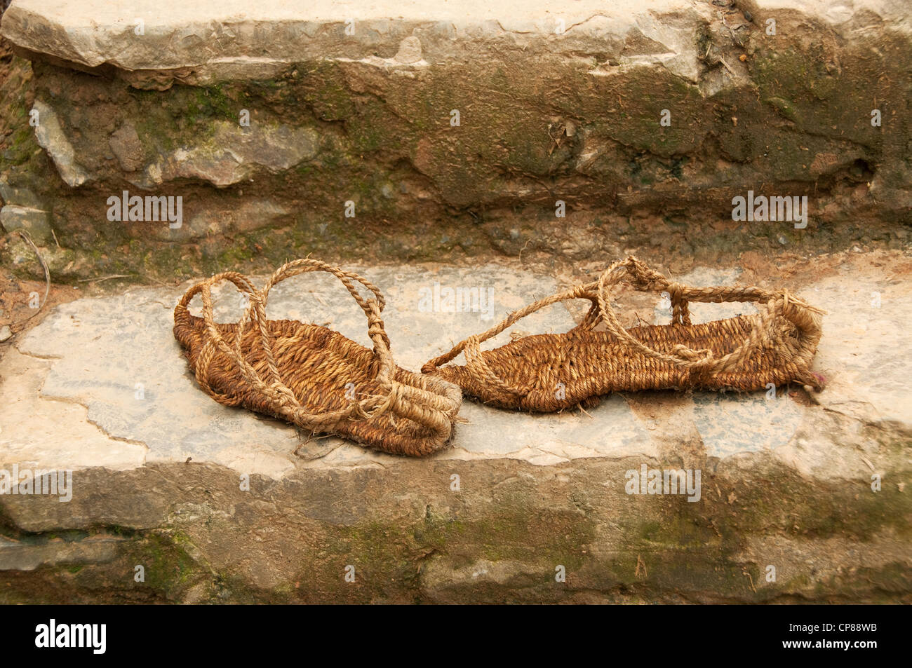 Sandali di corda in un basha miao (pistola uomini) villaggio nel sud della Cina Foto Stock Sandali di corda in un basha miao (pistola uomini) villaggio nel sud della Cina Foto Stock