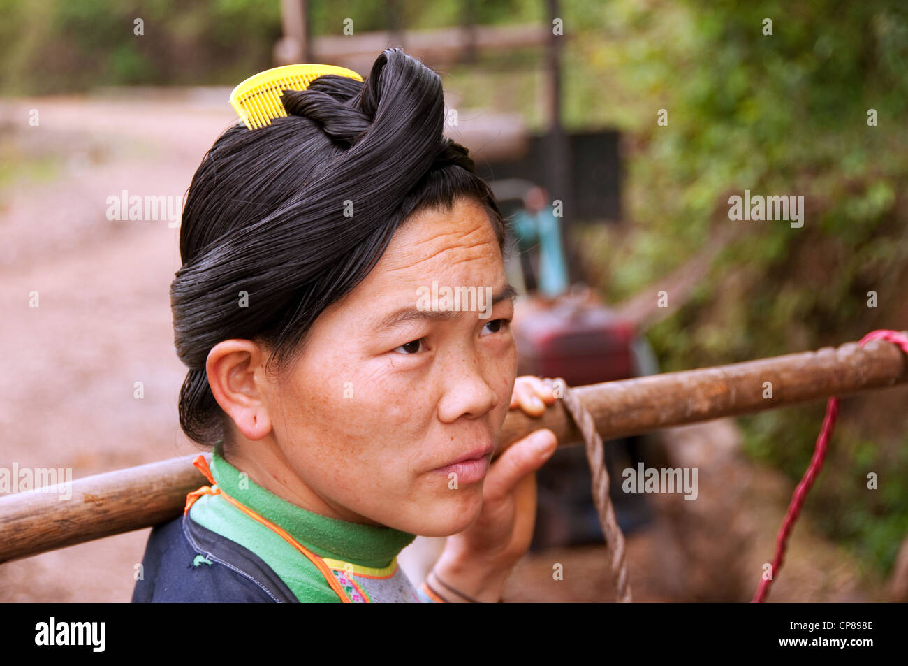 Un basha miao (pistola uomini) donna adulta che effettuano il trasporto di merci sulle sue spalle, Cina del Sud Foto Stock Un basha miao (pistola uomini) donna adulta che effettuano il trasporto di merci sulle sue spalle, Cina del Sud Foto Stock
