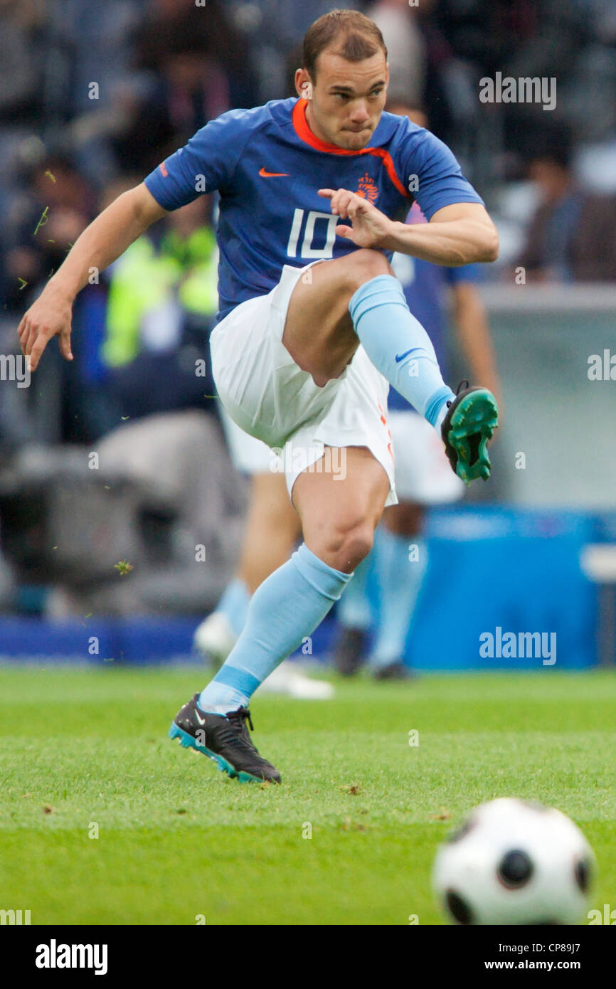 Wesley Sneijder dei Paesi Bassi si riscalda prima di UEFA EURO 2008 gruppo C match contro la Francia allo Stade de Suisse. Foto Stock