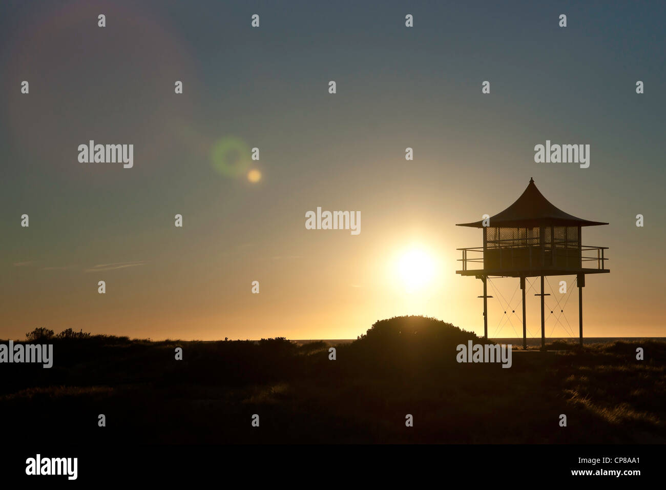 Tramonto dietro surf life savers rescue lookout station Foto Stock