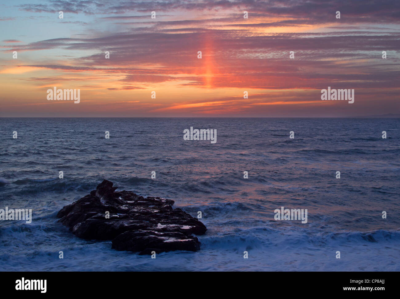 I raggi del sole dopo che il sole è tramontato sull'oceano Pacifico Foto Stock