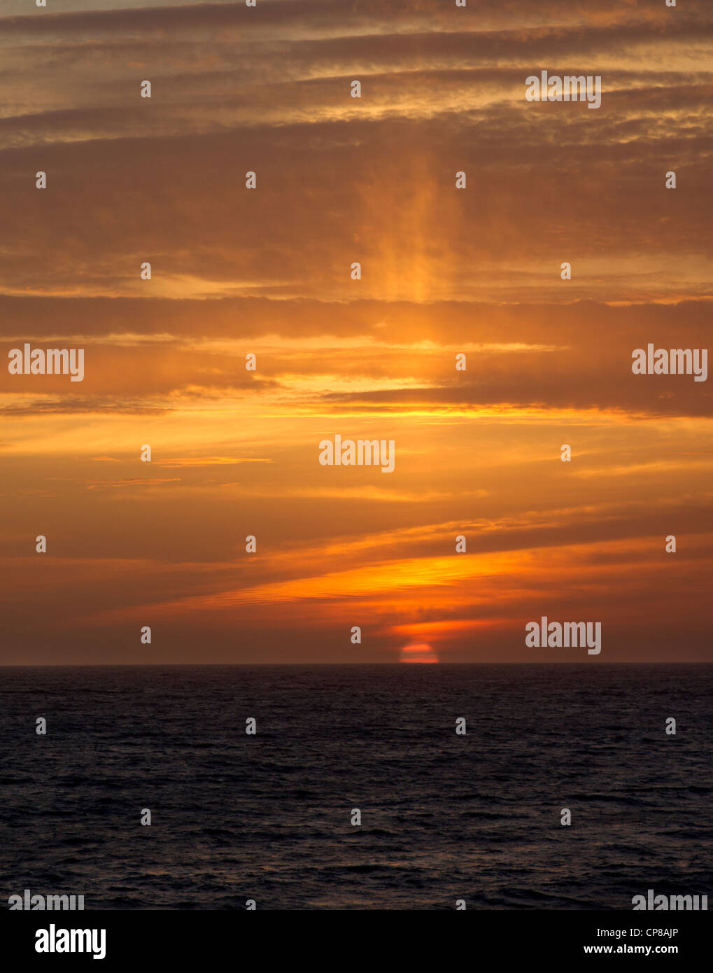 I raggi del sole dopo che il sole è tramontato sull'oceano Pacifico Foto Stock