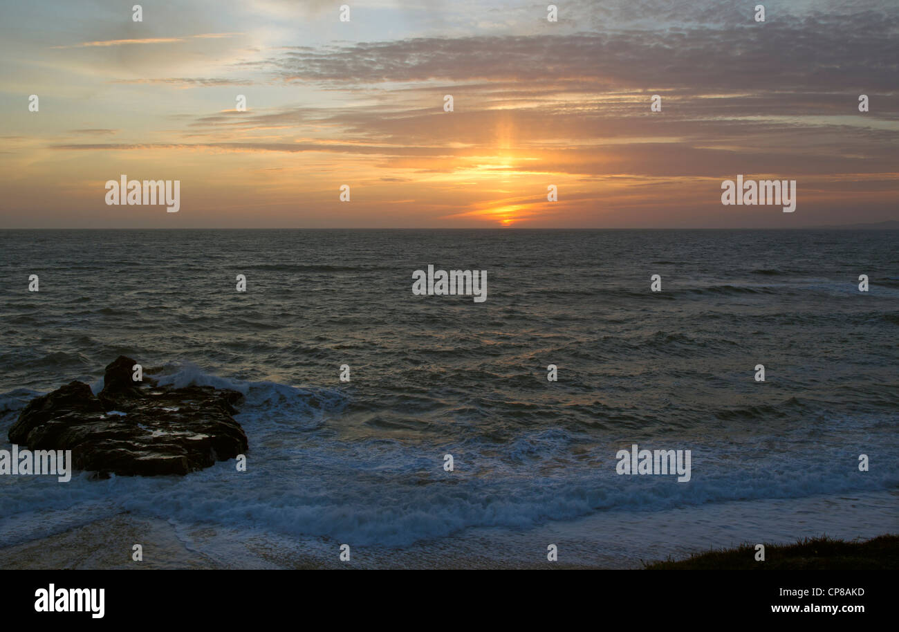 I raggi del sole dopo che il sole è tramontato sull'oceano Pacifico Foto Stock