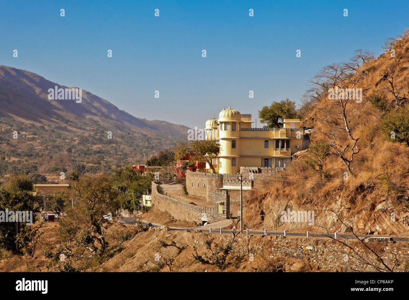 Il pittoresco scenario di un alto punto di vantaggio su strada sul retro per Kumbhalgarh Fort tenendo nelle valli e il generale terreno collinare Foto Stock