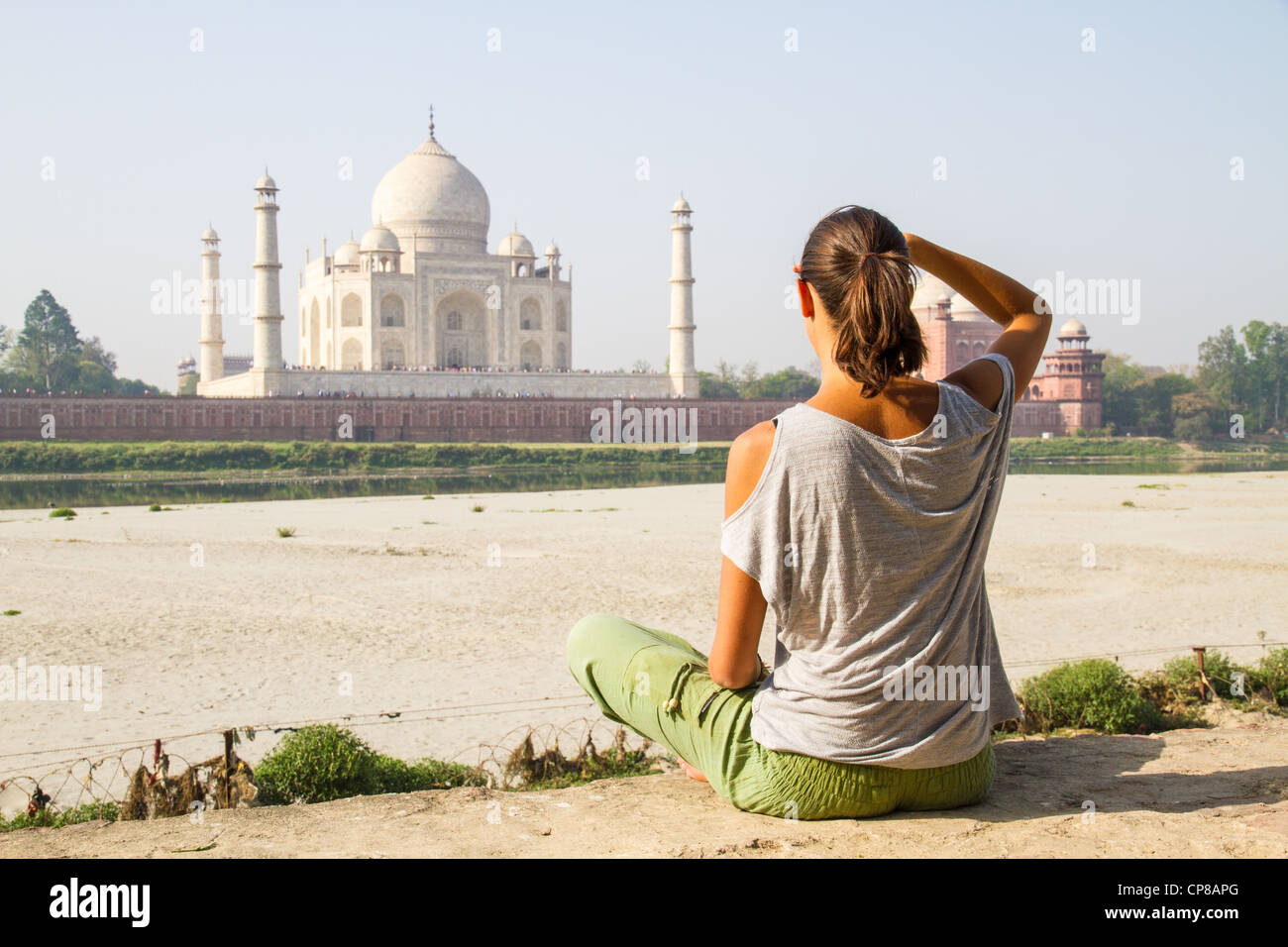 La donna medita al Taj Mahal Foto Stock