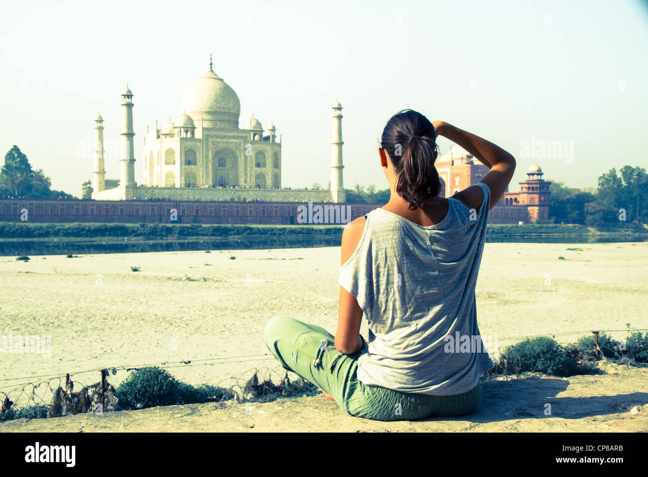 La donna medita al Taj Mahal Foto Stock