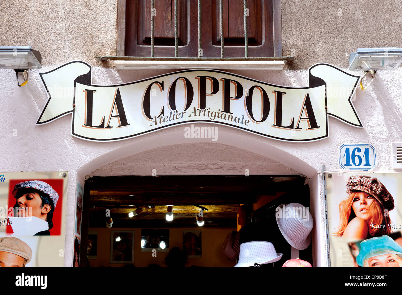 Un cappello Shop in Cefalu, Sicilia -- La Coppola è il tradizionale  berretto siciliano Foto stock - Alamy