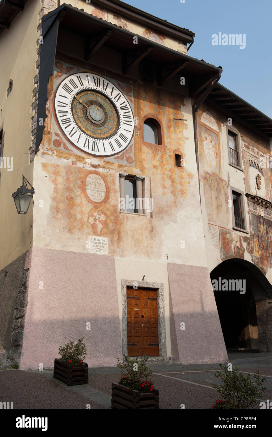 Clusone è Orologio Planetario o orologio astronomico, impostare nella  facciata del municipio nel 1583 da Pietro Fanzago Foto stock - Alamy