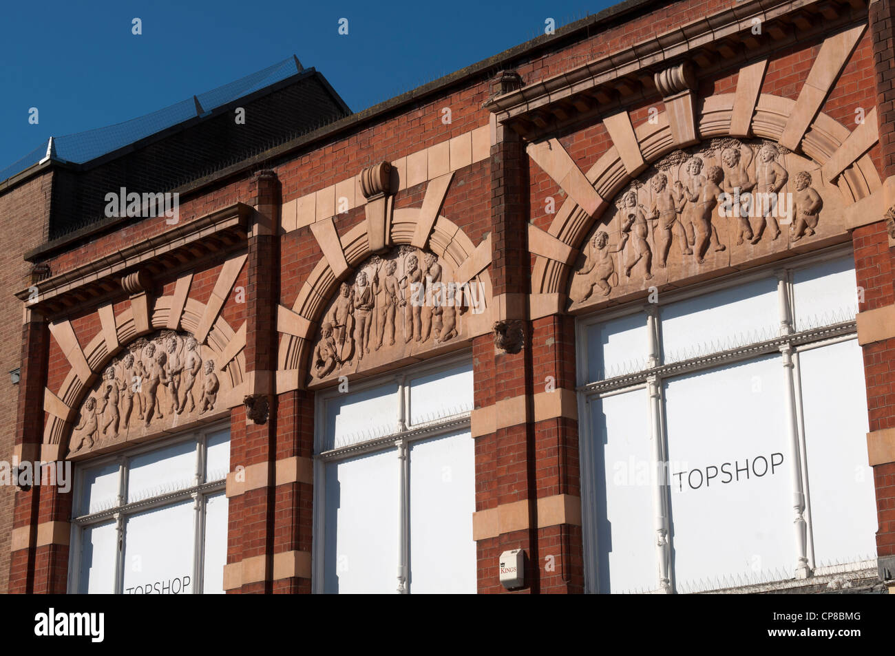 Murali di terracotta in luogo di mercato, Loughborough, Leicestershire, Regno Unito Foto Stock