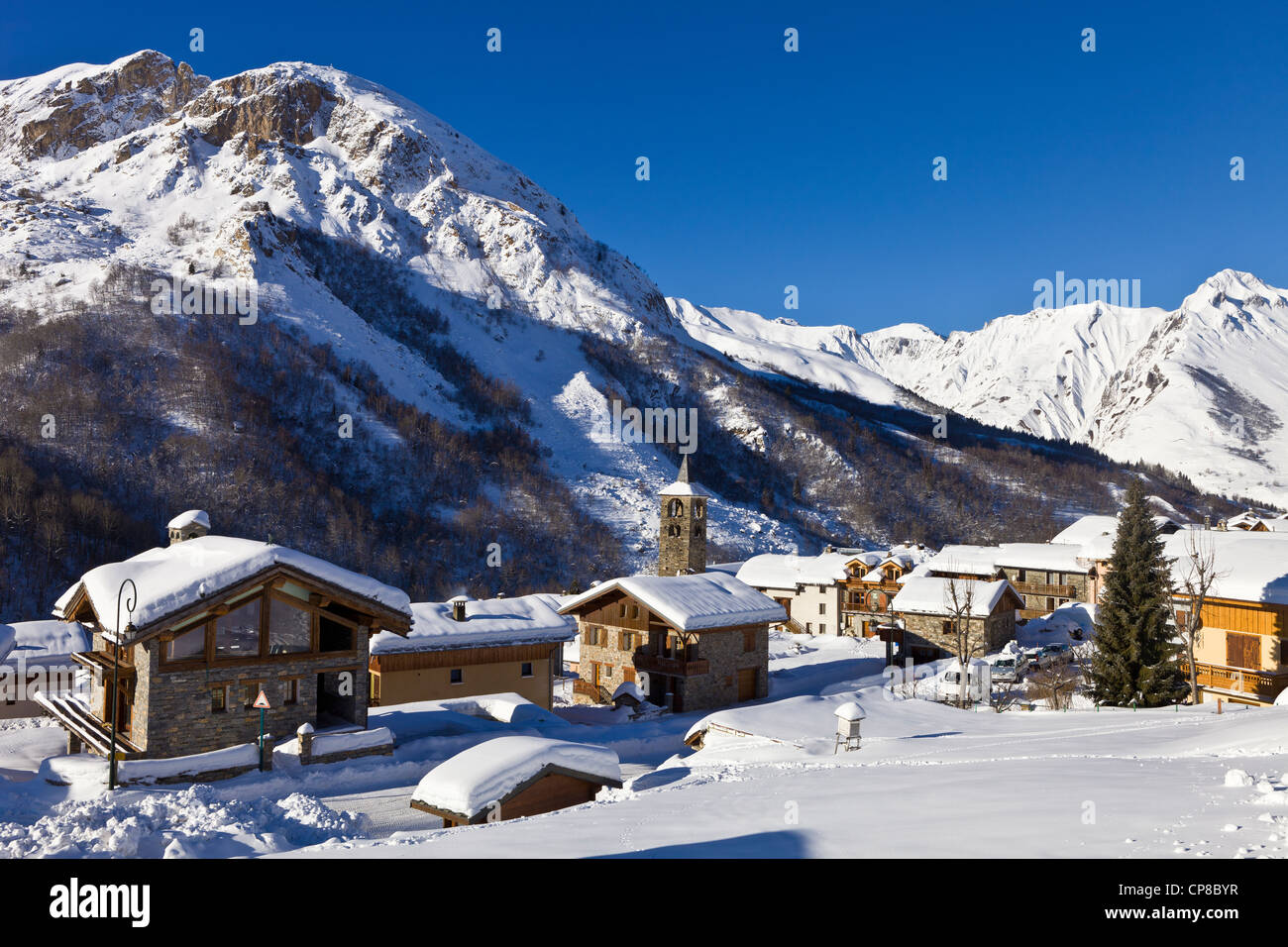 Francia, Savoie, Saint Martin de Belleville, il borgo di Saint Marcel con una vista di Le Cochet (2098m), stazione sciistica del Foto Stock