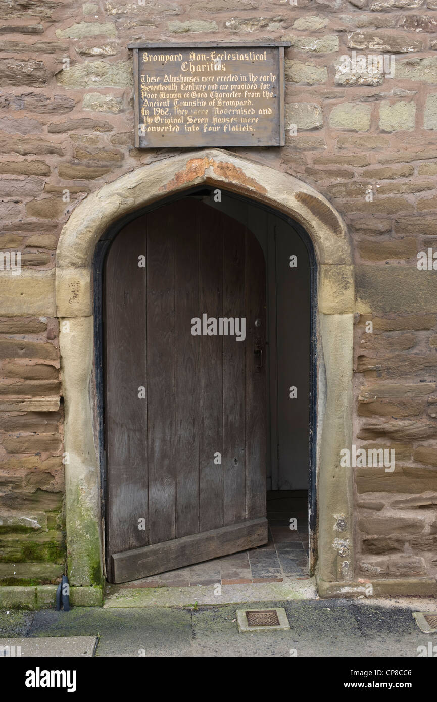 Segno sulla porta anteriore del xvii secolo Alms House di Bromyard Herefordshire England Regno Unito Foto Stock