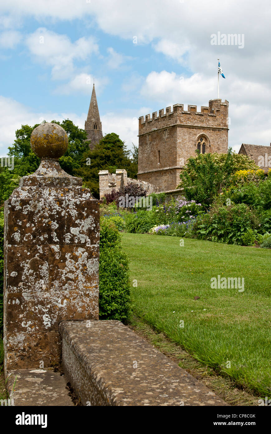 Vista verso il gate house al Castello di Broughton, Oxfordshire, Inghilterra, Regno Unito. Foto Stock