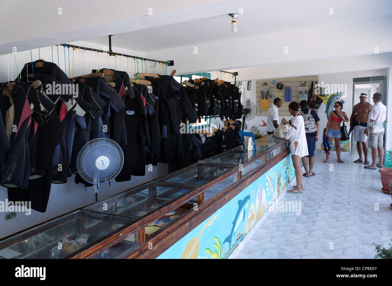 La preparazione di attrezzature per immersioni subacquee, le persone sono la scelta di attrezzatura subacquea in ufficio. Hurghada, egitto mare rosso Africa Foto Stock
