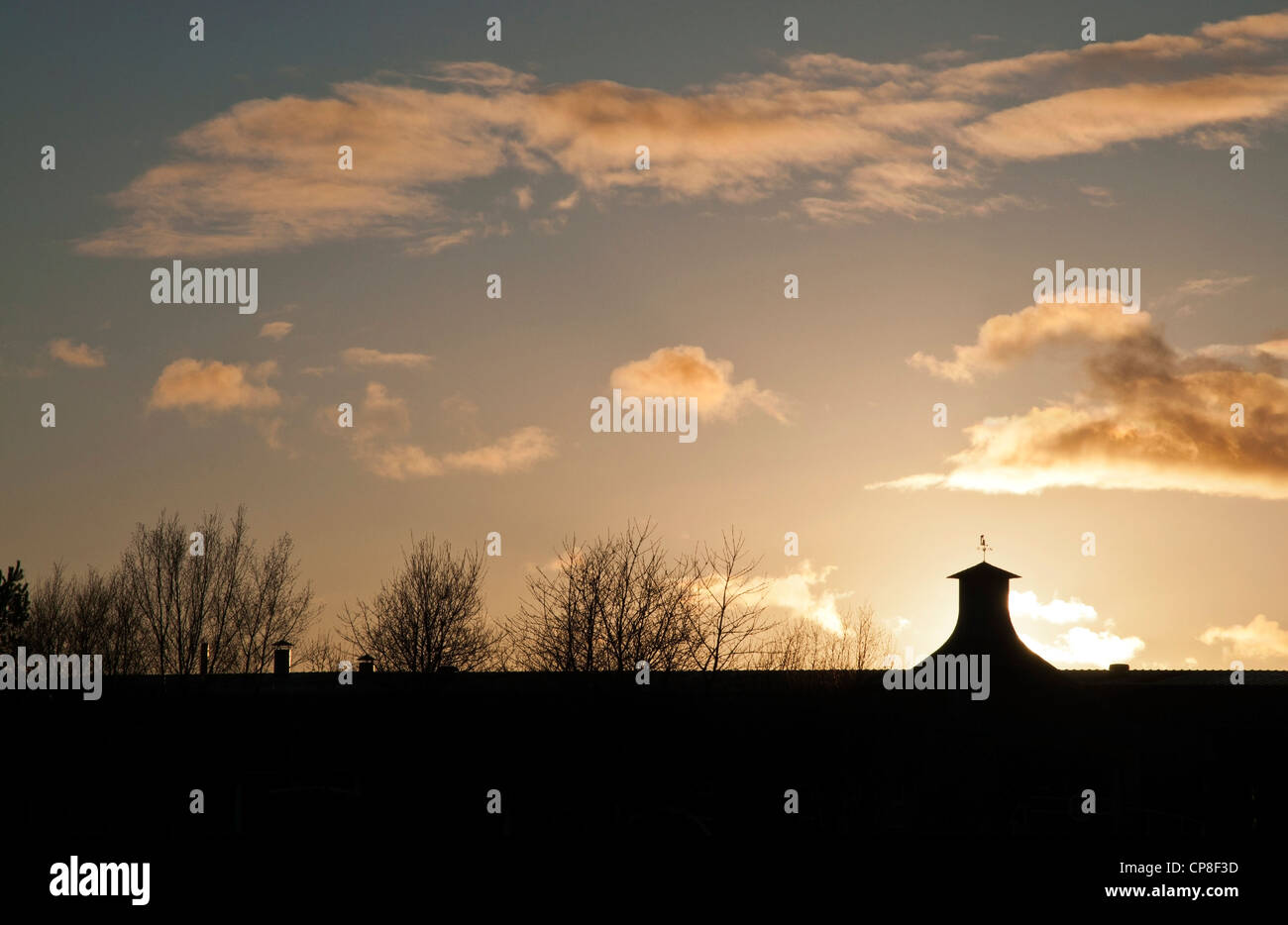 Distilleria solitaria torre di raffreddamento al tramonto in Speyside, Scozia, Highlands scozzesi Foto Stock