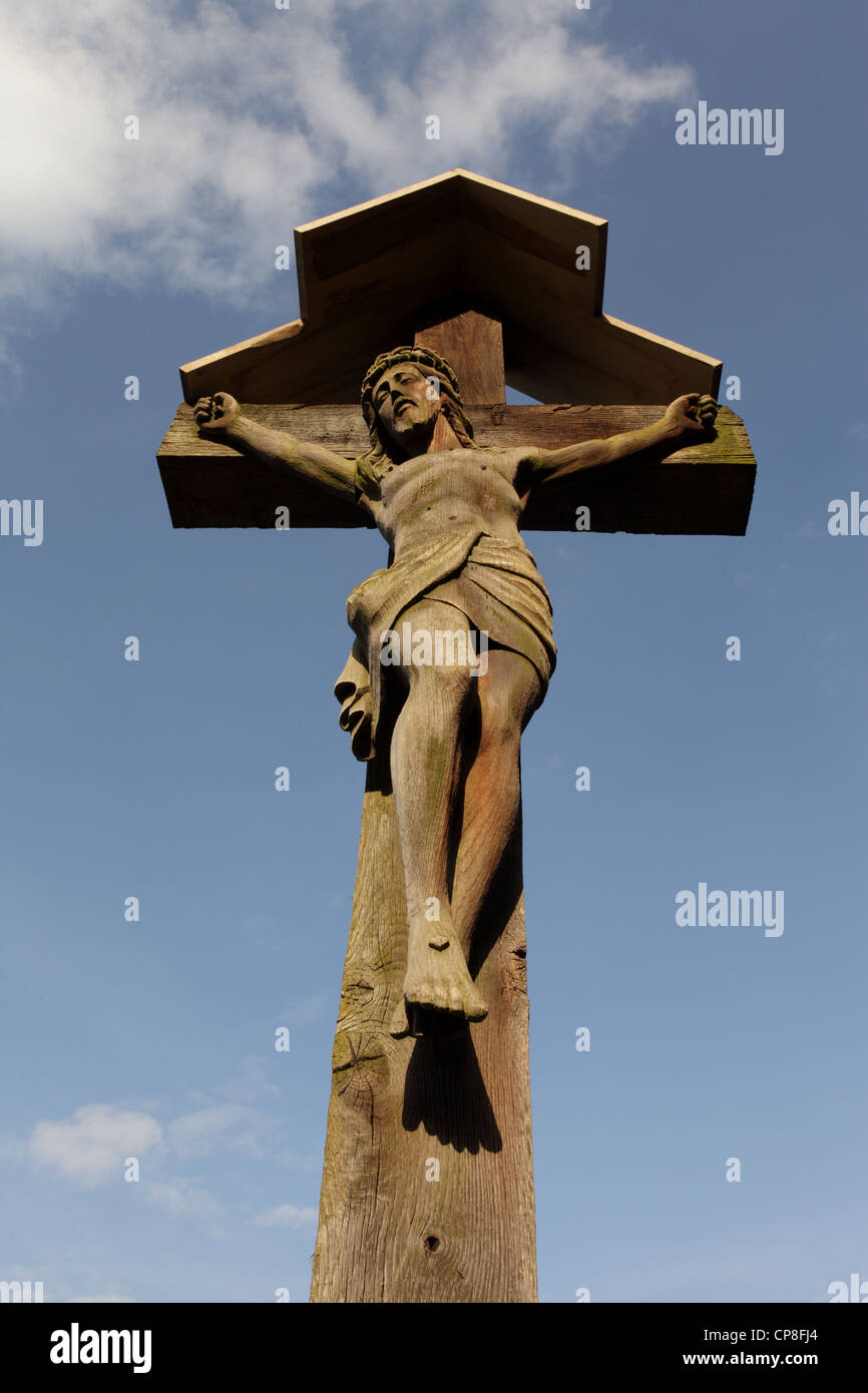 Croce con la figura del Cristo in un cimitero del villaggio, England Regno Unito Foto Stock