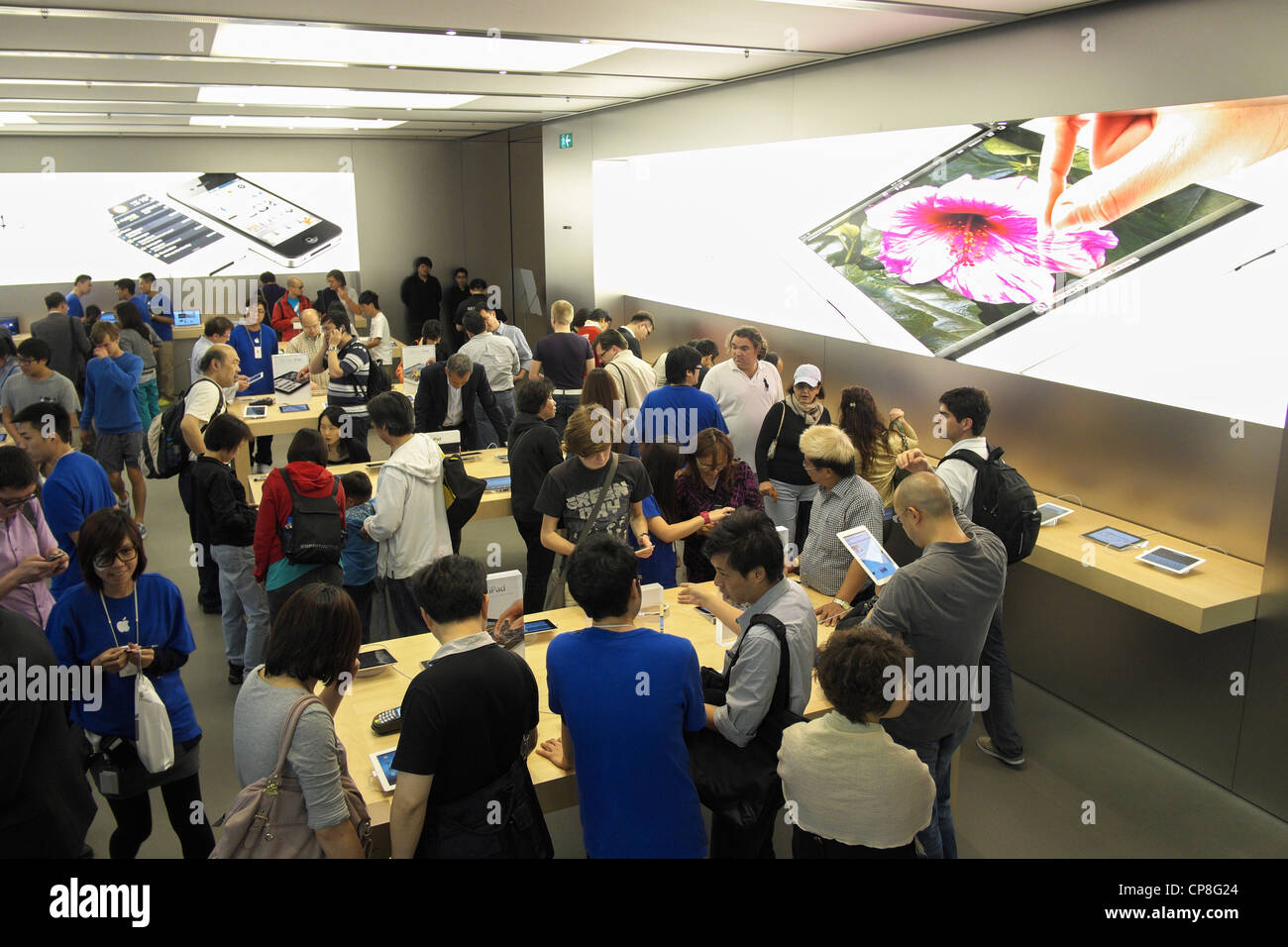 Vista interna della trafficata Apple store in Hong Kong Foto Stock