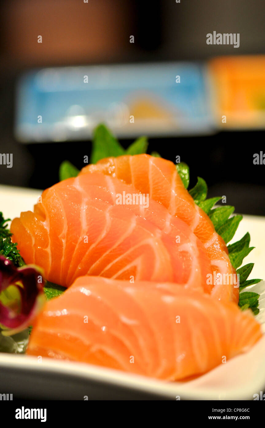 Una piastra di sashimi di pesce in un ristorante giapponese. Foto Stock