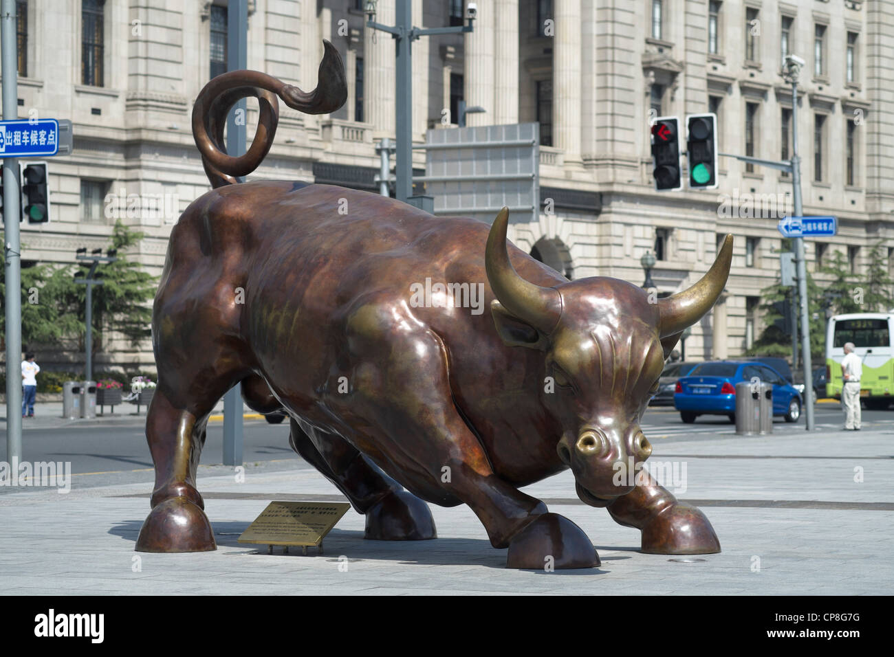 La scultura in bronzo di bull sul Bund a Shanghai in Cina Foto Stock