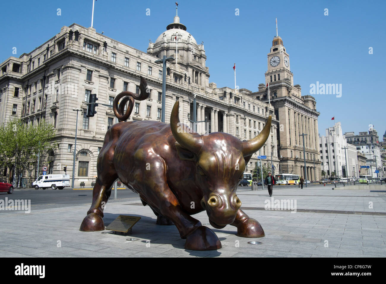 La scultura in bronzo di bull sul Bund a Shanghai in Cina Foto Stock