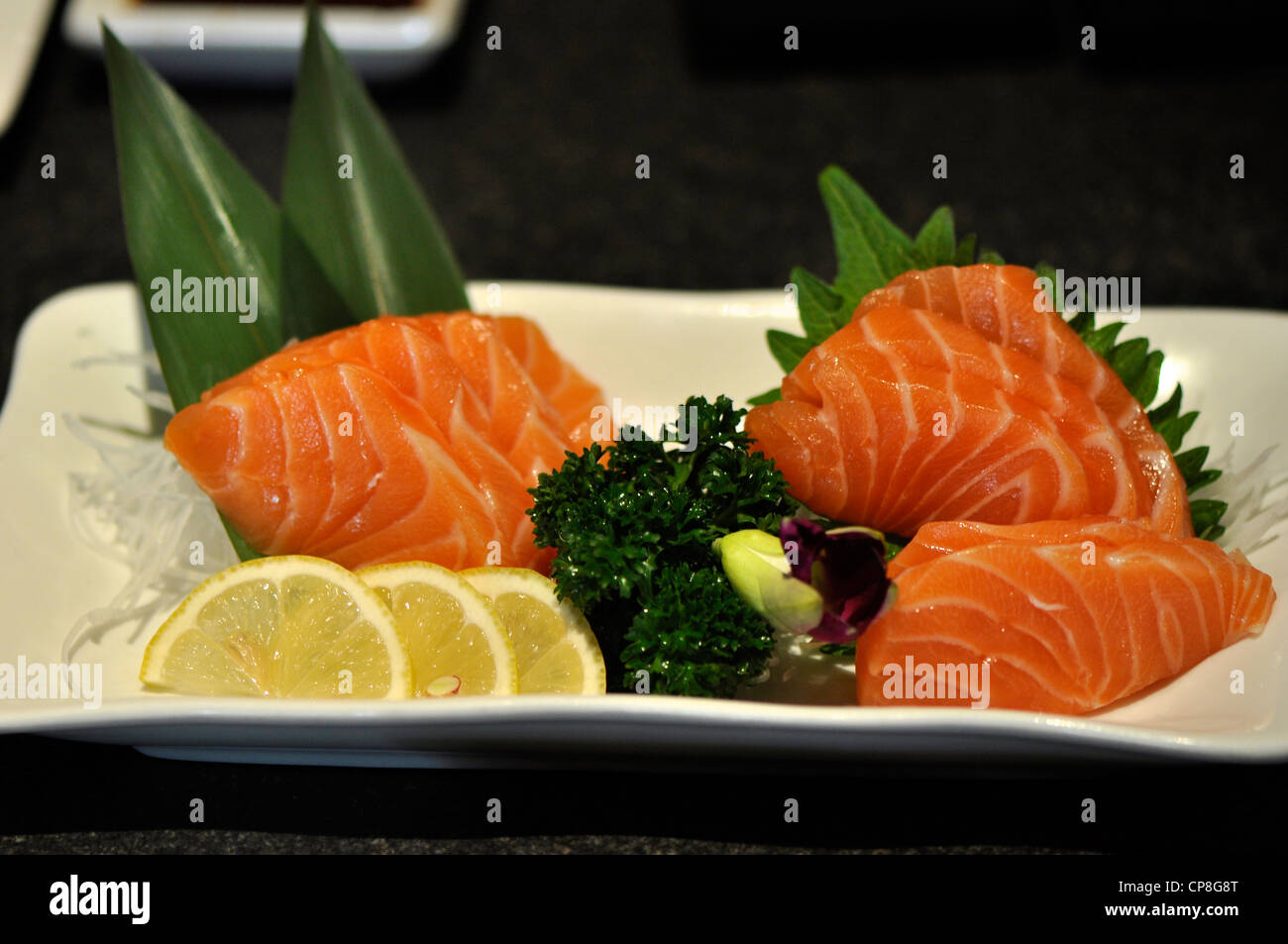 Una piastra di sashimi di pesce in un ristorante giapponese. Foto Stock
