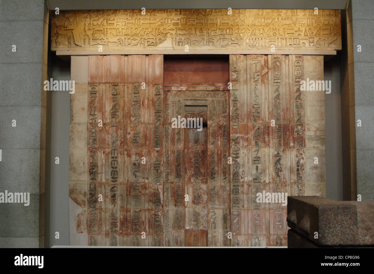 Calcare falsa porta di Ptahshepses. 2400 BC. V dinastia. Antico Regno. Da Saqqara. Foto Stock