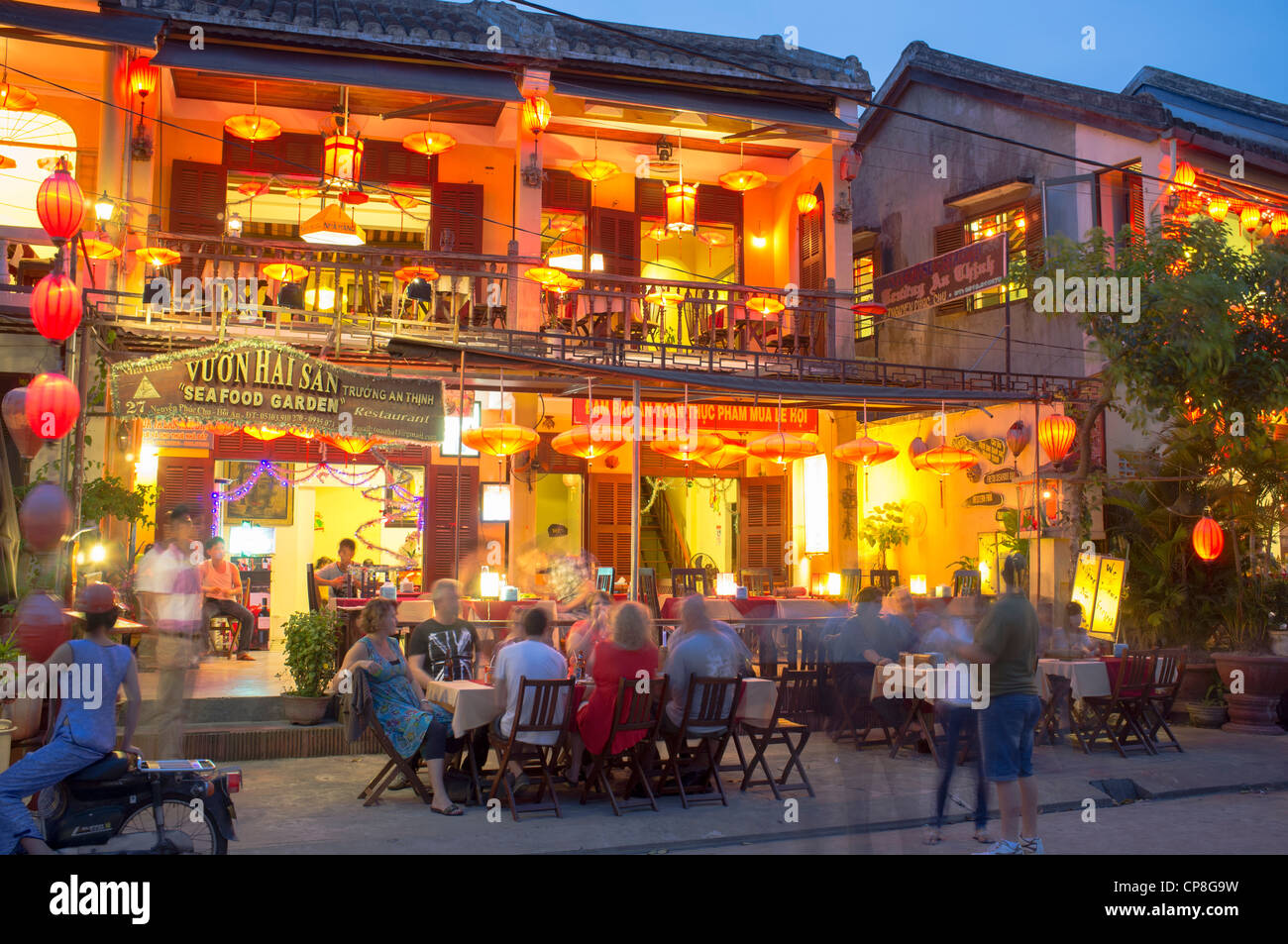 Vista serale del ristorante turistico nel patrimonio mondiale di UNESCO città di Hoian in Vietnam Foto Stock