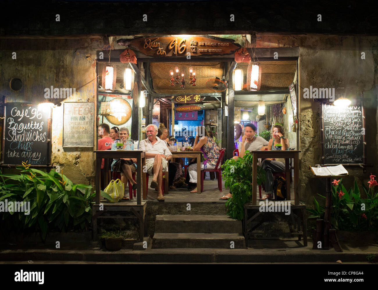 Vista serale di turista Ristorante e bar nel patrimonio mondiale di UNESCO città di Hoian in Vietnam Foto Stock