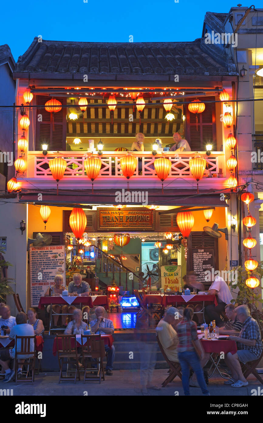 Vista serale del ristorante turistico nel patrimonio mondiale di UNESCO città di Hoian in Vietnam Foto Stock