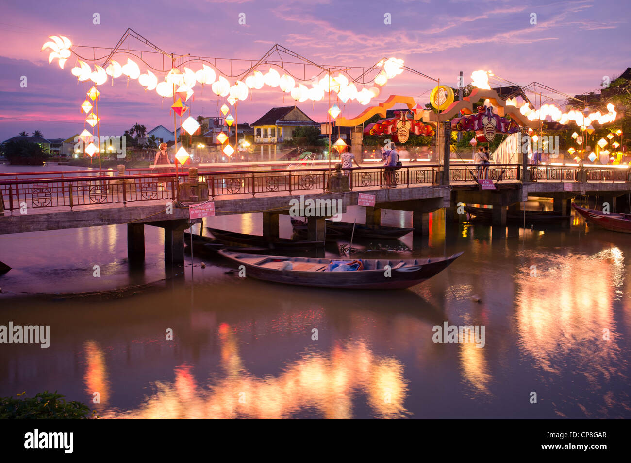 Vista serale del ponte sul fiume nella storica città vecchia di Hoi An, patrimonio dell'umanità dell'UNESCO in Vietnam Foto Stock