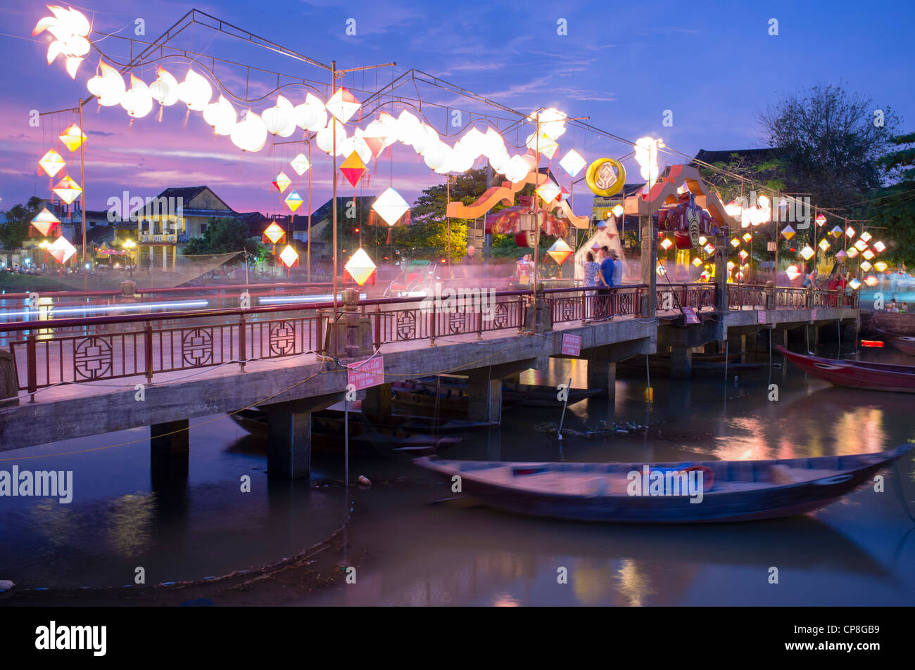 Vista serale del ponte sul fiume nella storica città vecchia di Hoi An, patrimonio dell'umanità dell'UNESCO in Vietnam Foto Stock