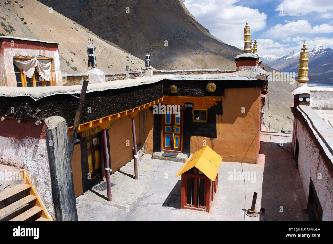Un piccolo santuario su un tetto di un antico tibetano monastero di Ki, Spiti valley, Himachal-Pradesh, India Foto Stock