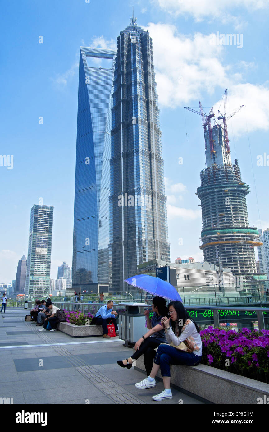 Vista dei grattacieli nel Quartiere Finanziario di Lujiazui Pudong di Shanghai in Cina Foto Stock