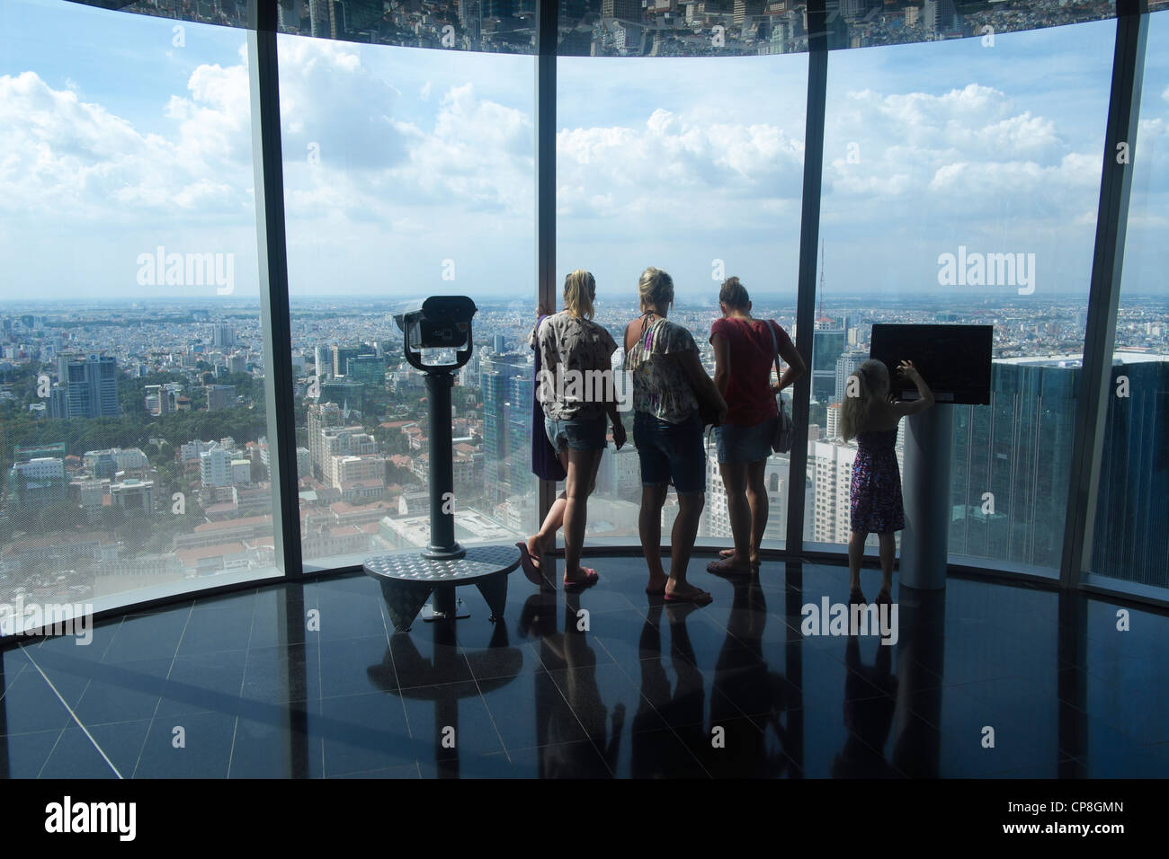 Vista dal piano di osservazione di Bitexco finanziario grattacielo Torre nel centro di Saigon o Ho Chi Min City in Vietnam Foto Stock