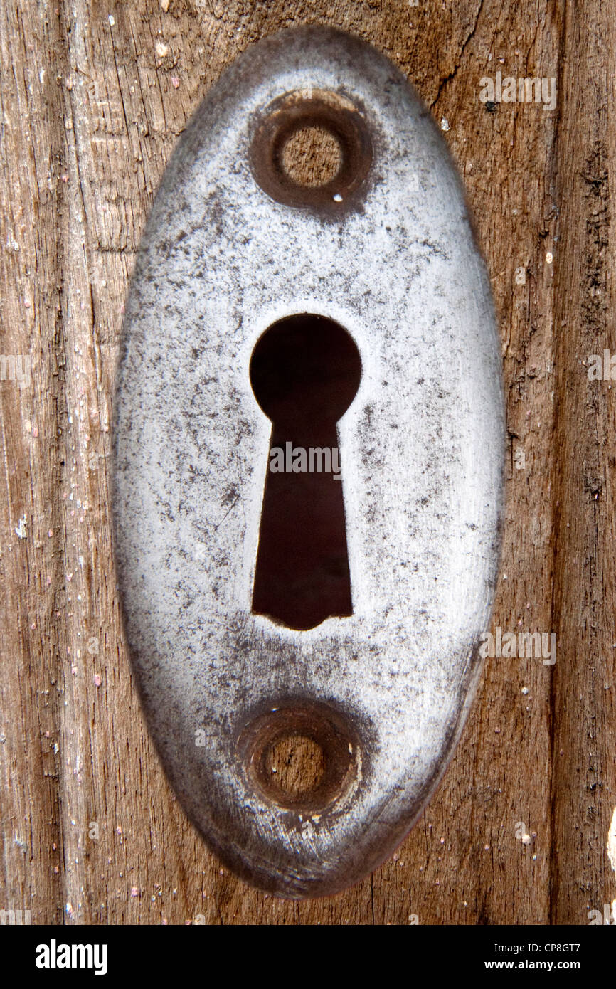 Il foro di serratura sulla porta di legno con tracciato di ritaglio Foto Stock