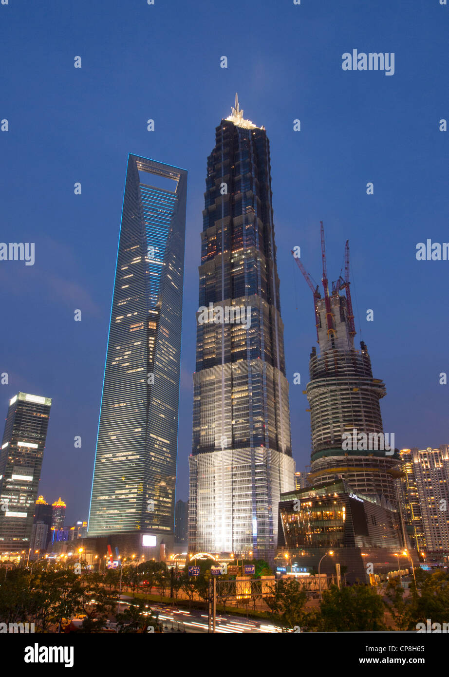 Vista serale del World Financial Center di Torre JinMao (centro) e Shanghai Tower in costruzione in Lujiazui Pudong Shanghai Foto Stock