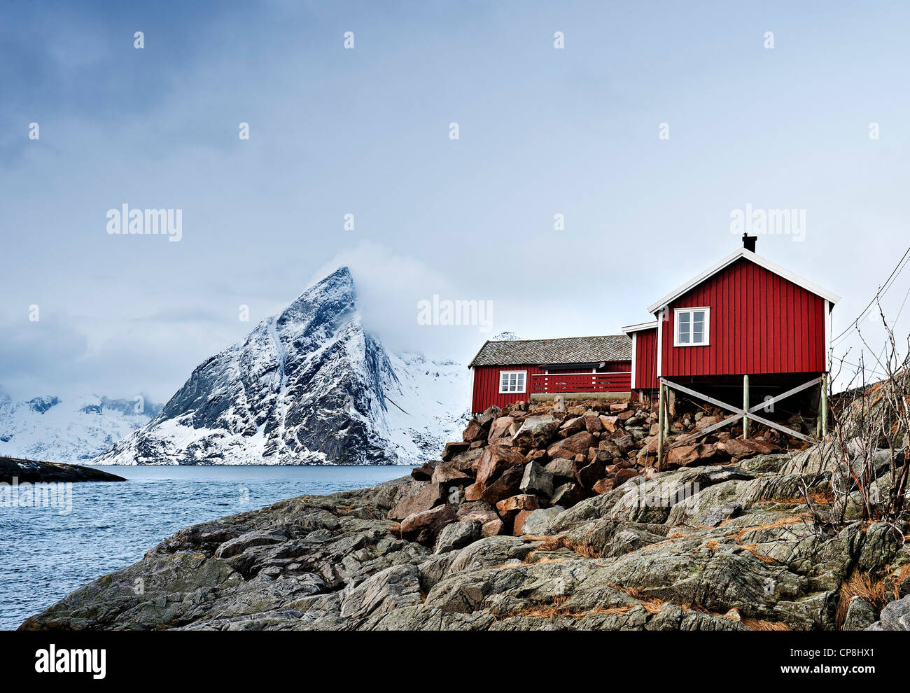 Un Rorbu (pescatori capanno, ora usato come alloggio per le vacanze) a Hamnoy con Olstind mountain in background Foto Stock