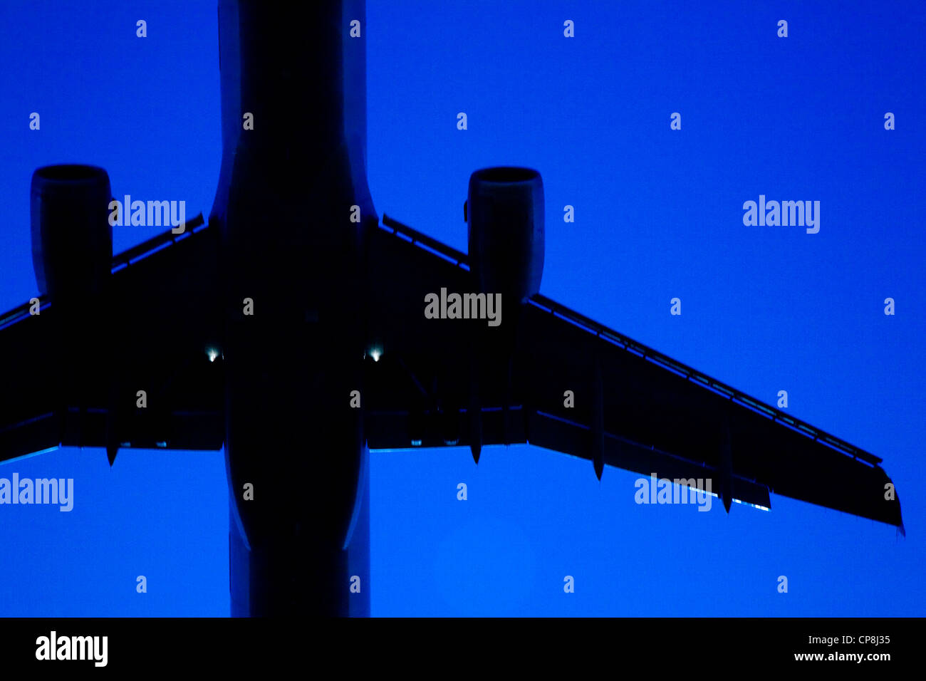 Aereo di linea in arrivo a terra Foto Stock