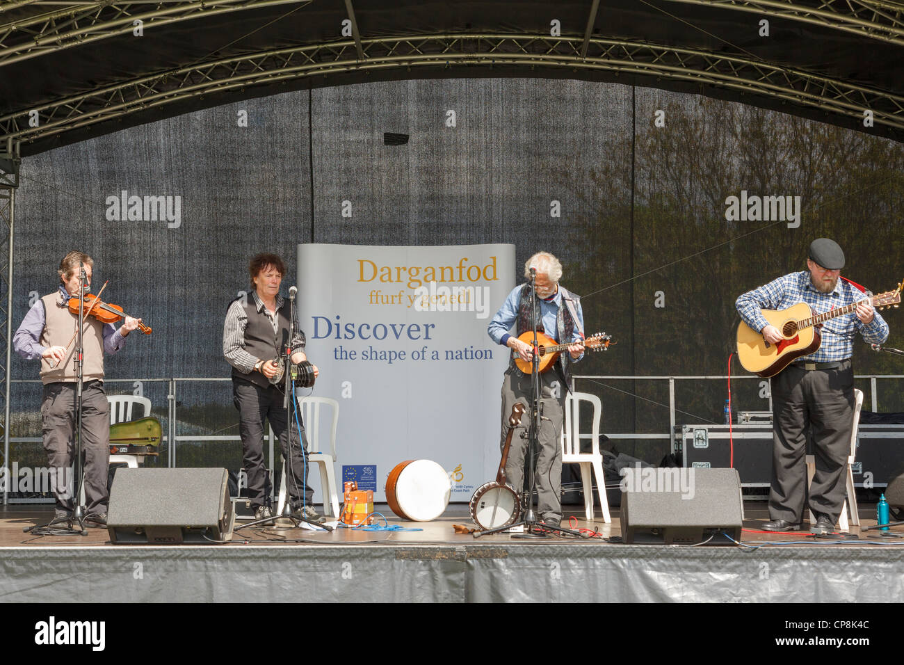 Mooncoin Ceilidh band suonerà sul palco in selce, Flintshire, Galles del Nord, Regno Unito. Foto Stock