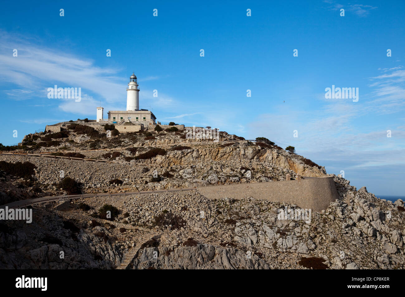 Faro di Cap de Formentor, la più settentrionale punto di Mallorca, raggiunto da una lunga strada tortuosa da Port de Pollenca. Foto Stock