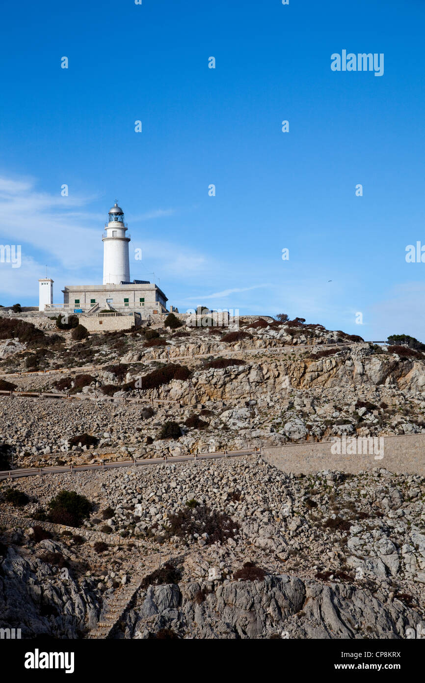 Faro di Cap de Formentor, la più settentrionale punto di Mallorca, raggiunto da una lunga strada tortuosa da Port de Pollenca. Foto Stock