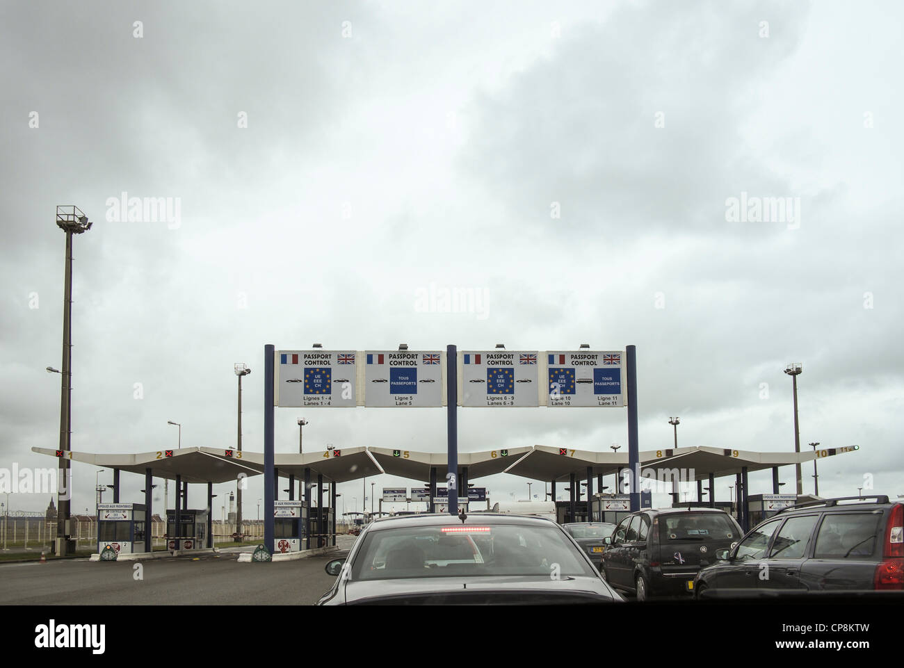 Avvicinando il controllo passaporti al Porto di Calais, in Francia, per il traghetto per auto. Foto Stock