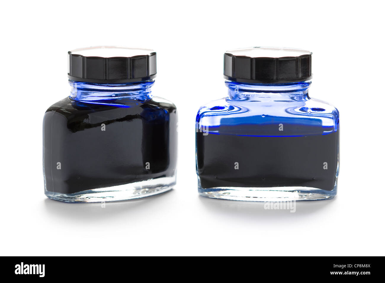 Due bottiglie di blu inchiostro scrittura una mezza vuota isolata su uno sfondo bianco Foto Stock