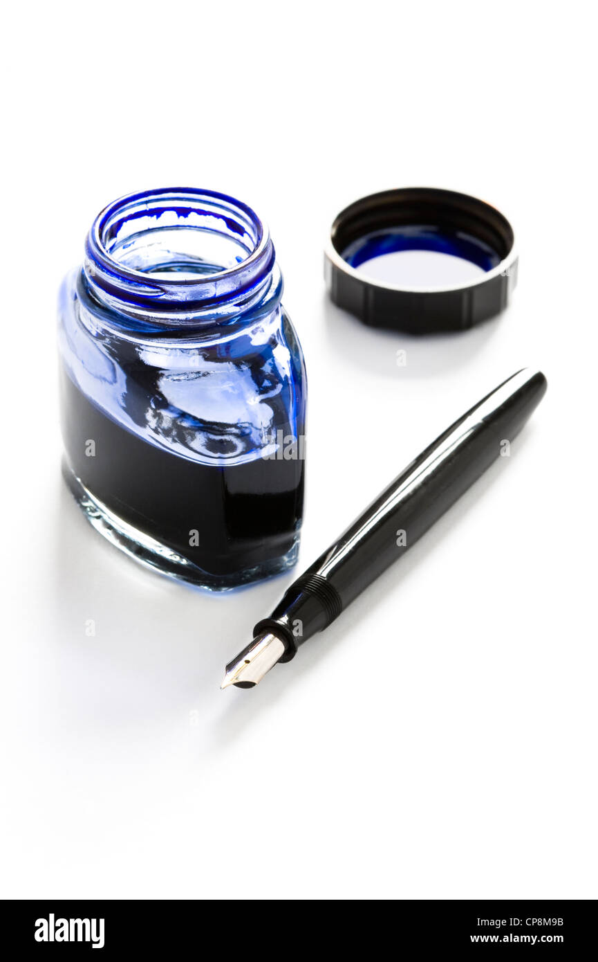 Penna stilografica, bottiglia di inchiostro blu e coperchio isolato su uno sfondo bianco Foto Stock