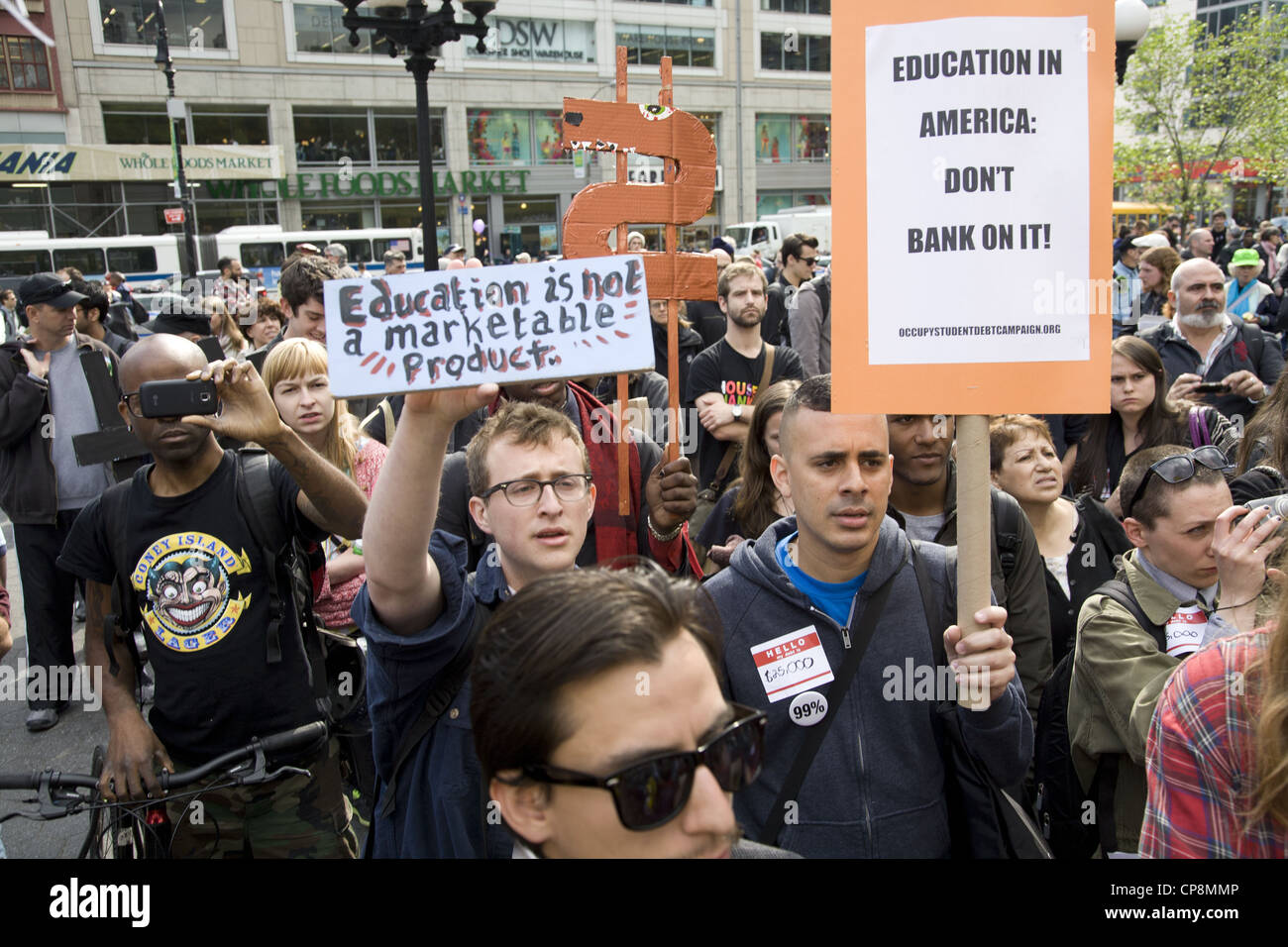 Gli studenti, laureati e gli attivisti al rally di Union Square a New York contro le banche sfruttando gli studenti con i crediti per l'istruzione. Foto Stock